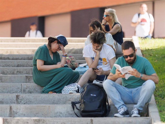 Archivo - Varios estudiantes repasan antes de que comience un examen de la convocatoria extraordinaria de la Evaluación para el Acceso a la Universidad (EvAU), en el exterior del campus de Móstoles de la Universidad Rey Juan Carlos, a 4 de julio de 2023, 