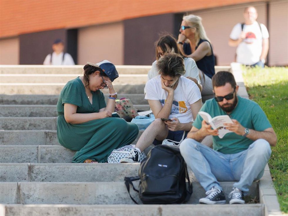 Archivo - Varios estudiantes repasan antes de que comience un examen de la convocatoria extraordinaria de la Evaluación para el Acceso a la Universidad (EvAU), en el exterior del campus de Móstoles de la Universidad Rey Juan Carlos, a 4 de julio de 2023