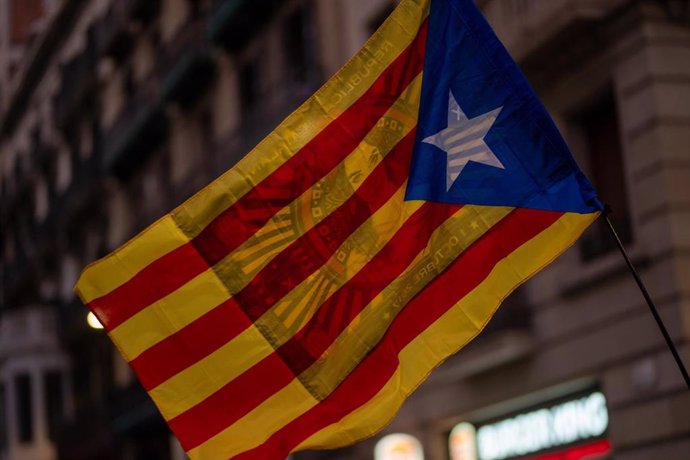 Archivo - Una bandera estelada durante una concentración para conmemorar los 7 años del 1-O, en plaza Sant Jaume, a 1 de octubre de 2024, en Barcelona, Catalunya (España). Siete años después de la celebración del referéndum de autodeterminación en Cataluñ