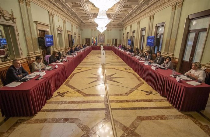 Pleno del Ayuntamiento de Huelva sobre los presupuestos para 2025.