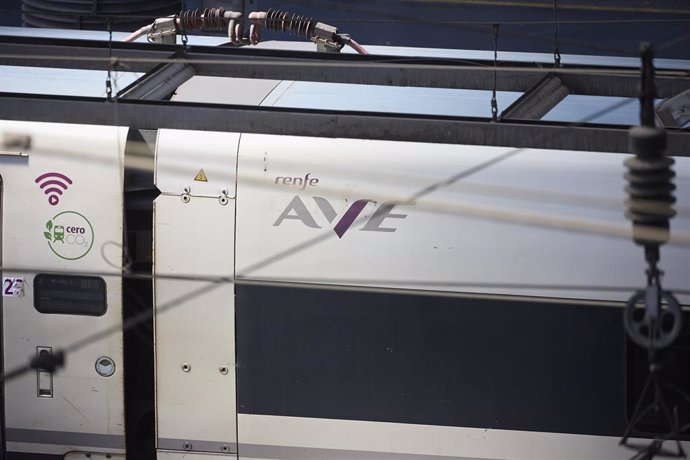 Archivo - Un tren en la estación de trenes Puerta de Atocha-Almudena Grandes, en Madrid (España)