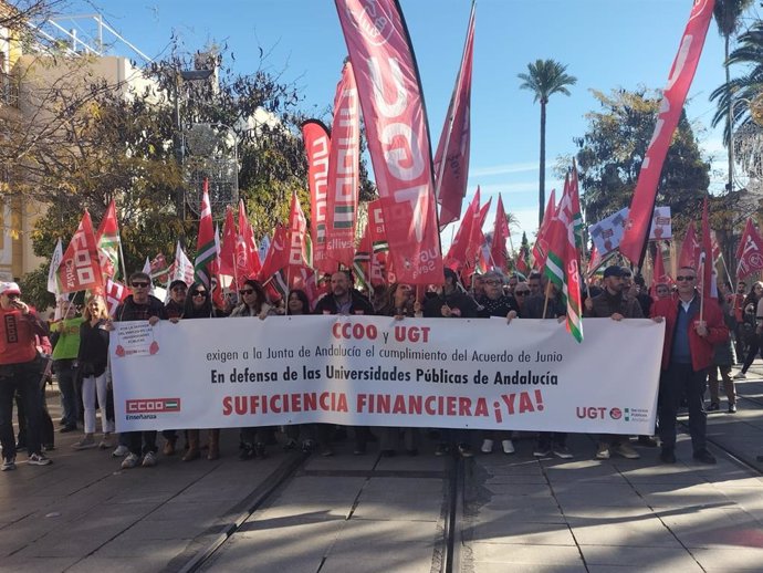 Los sindicatos CCOO-A y UGT-A se han manifestado con motivo de las retribuciones del personal de las universidades públicas andaluzas.