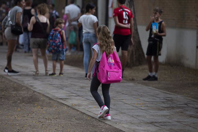 Archivo - Alumnos del CEIP Escritor Alfonso Grosso durante el primer día de colegio. A 12 de septiembre de 2022, en Sevilla (Andalucía, España). Alumnos de Infantil, Primaria y Educación Especial empiezan el curso este lunes y tres días más tarde para el 