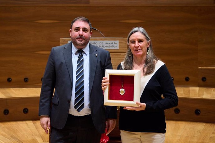 El presidente del Parlamento de Navarra, Unai Hualde, entrega la Medalla del Legislativo al Consejo Navarro del Voluntariado.