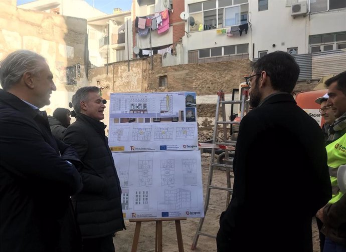 El consejero municipal de Urbanismo, Víctor Serrano, el concejal delegado de Vivienda, José Miguel Rodrigo; y concejal del grupo municipal de VOX, Armando Martínez, visitado el inicio de obras del inmueble de San Blas 96