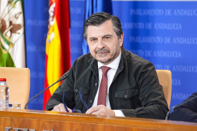 El portavoz del Grupo Parlamentario Popular, Toni Martín, durante la ronda de ruedas de prensa de portavoces de los grupos parlamentarios en el Parlamento de Andalucía, a 27 de noviembre de 2024 en Sevilla (Andalucía, España). Los portavoces de los grupos