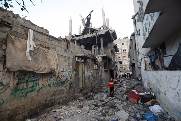 24 November 2024, Palestinian Territories, Bureij: Palestinians check the damage following Israeli strikes in Bureij refugee camp in the central Gaza Strip, amid the ongoing Israeli war on Gaza. Photo: Moiz Salhi Apaimages/APA Images via ZUMA Press Wire/d