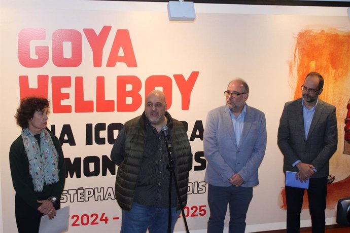 El consejero municipal de Participación del Ayuntamiento de Zaragoza, Alfonso Mendoza, y la jefa del Servicio de Cultura, Romana Erice, junto al comisario Asier Mensuro, en la presentación de la exposición "GOYA-HELLBOY"