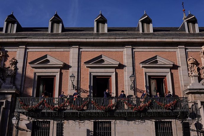 Actuación navideña en el balcón de la Casa de la Villa, previa a la presentación de la programación navideña de Madrid 2024-2025