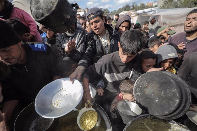 Palestinos desplazados intentan recibir ayuda alimentaria en la ciudad de Deir al Balá, en la Franja de Gaza (archivo)