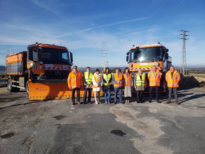 El consejero de Movilidad, José Luis Sanz Merino (centro), con el director de Carreteras, Jesús Puertas (segundo izda) y personal y técnicos de la Delegación de la Junta en Segovia