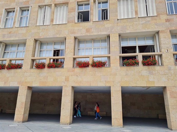 Archivo - Fachada del Ayuntamiento tras retirarse la bandera