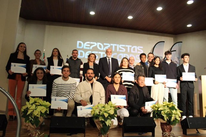 El vicepresidente segundo y responsable del Servicio de Deportes de la Diputación, Javier Vidal, junto a algunos de los deportistas premiados en la gala anual.