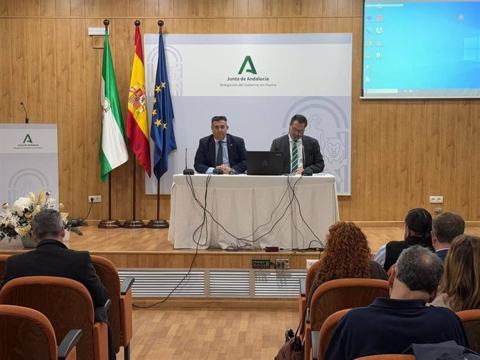 El delegado de la Junta en Huelva, José Manuel Correa (izquierda), y el delegado de Fomento, Articulación del Territorio y Vivienda de la Junta en Huelva, Jaime Pérez, EN LA una Jornada Provincial de Participación y Debate sobre el POTA.