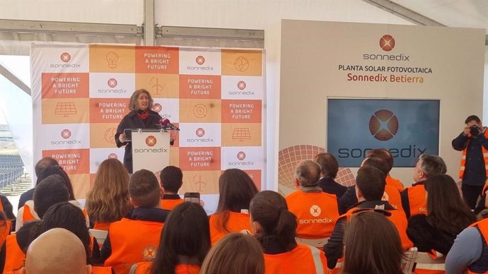 La consejera de Desarrollo Sostenible, Mercedes Gómez, durante la inauguración de las plantas fotovoltaicas