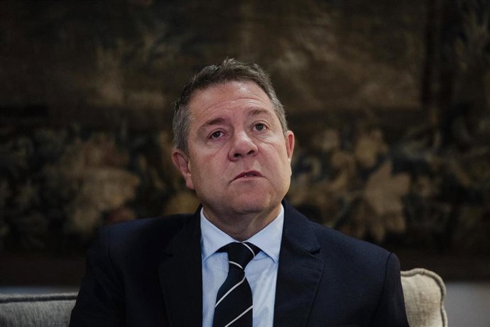 El presidente de Castilla-La Mancha, Emiliano García-Page, durante una reunión con los representantes de los sindicatos y la patronal regional, en el Palacio de Fuensalida. Foto de archivo.