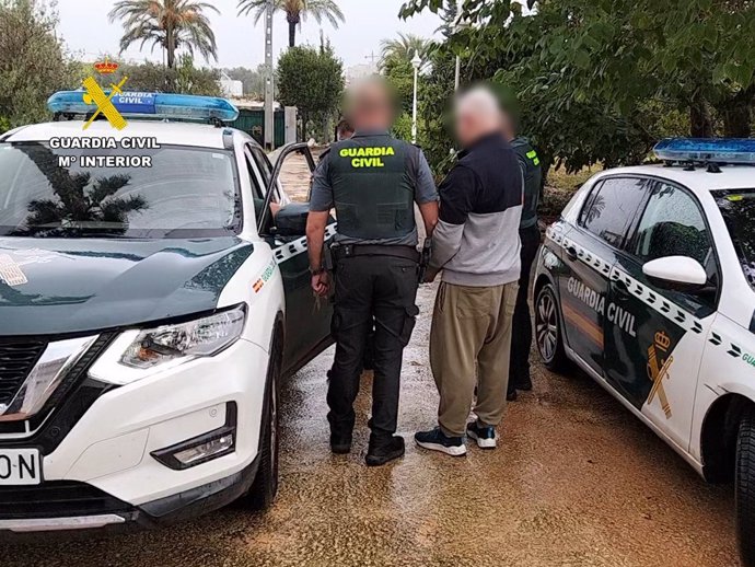 Desmantelan un laboratorio clandestino de marihuana en un chalet de Dénia (Alicante).