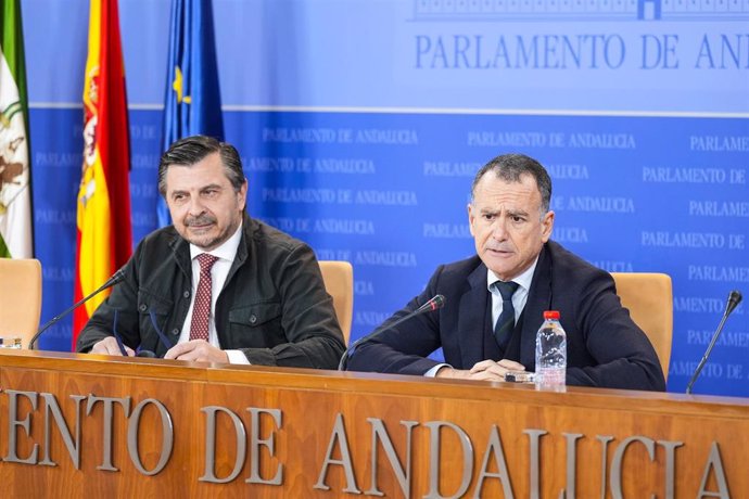 El portavoz del Grupo Parlamentario Popular, Toni Martín, (i) y el portavoz adjunto del Grupo Parlamentario Popular, Pablo Venzal, (d) durante la ronda de ruedas de prensa de portavoces de los grupos parlamentarios en el Parlamento de Andalucía, a 27 de n