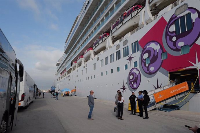 Primera escala del crucero Norwegian Pearl en el Puerto de Motril