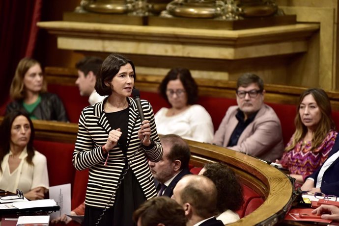 Archivo - La consellera de Interior de la Generalitat, Núria Parlon, en la primera sesión de control al Govern en el Parlament, a 16 de octubre de 2024