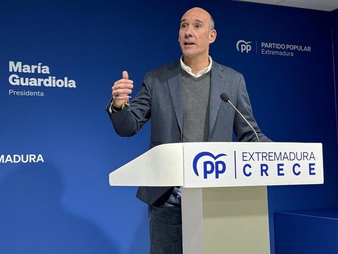 El portavoz del PP de Extremadura, José Ángel Sánchez Juliá, en rueda de prensa