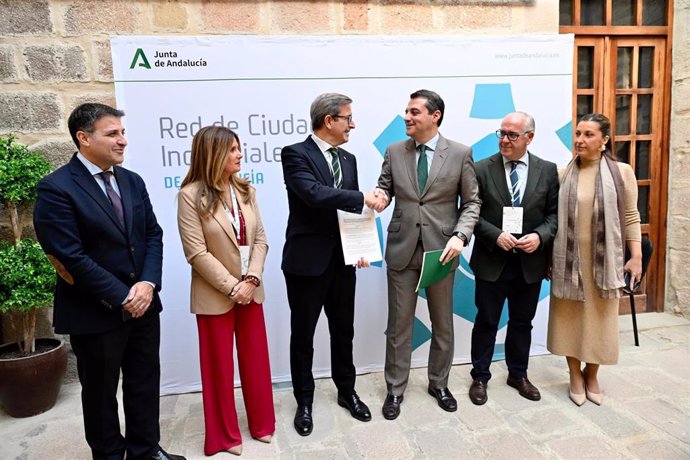 El consejero de Industria, Energía y Minas, Jorge Paradela (2i); y el alcalde de Córdoba, y presidente de la FAMP, José María Bellido (2d), tras la firma de un protocolo de actuación