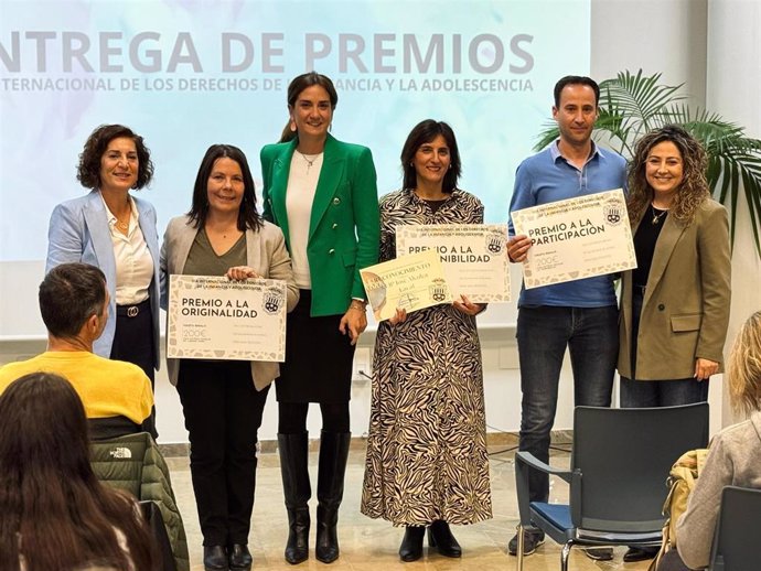 La alcaldesa de Archena, Patricia Fernández, junto a representantes de los CEIP Micaela Sanz, Miguel Medina y Alcolea Lacal por la originalidad, la participación y la sostenibilidad reflejada en los trabajos de sus alumnos