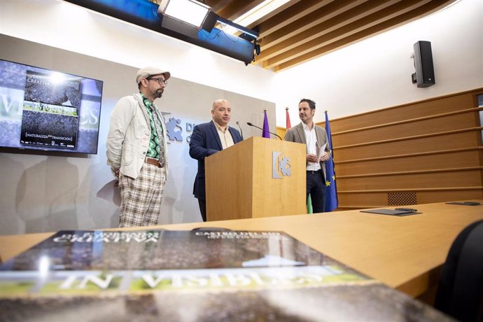 Gabriel Duque interviene en la presentación de las VIII Jornadas de Fotografía Creativa de Castro del Río, entre Antonio Morales y Julio Criado.