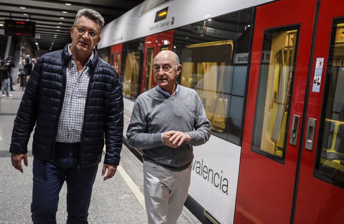 El conseller de Medi ambient, Infraestructures i Territori, Vicente Martínez Mus (e), durant les proves de circulació per a recuperar les línies de Metrovalencia, en la parada de metro Xàtiva, a 27 de novembre del 2024, a València