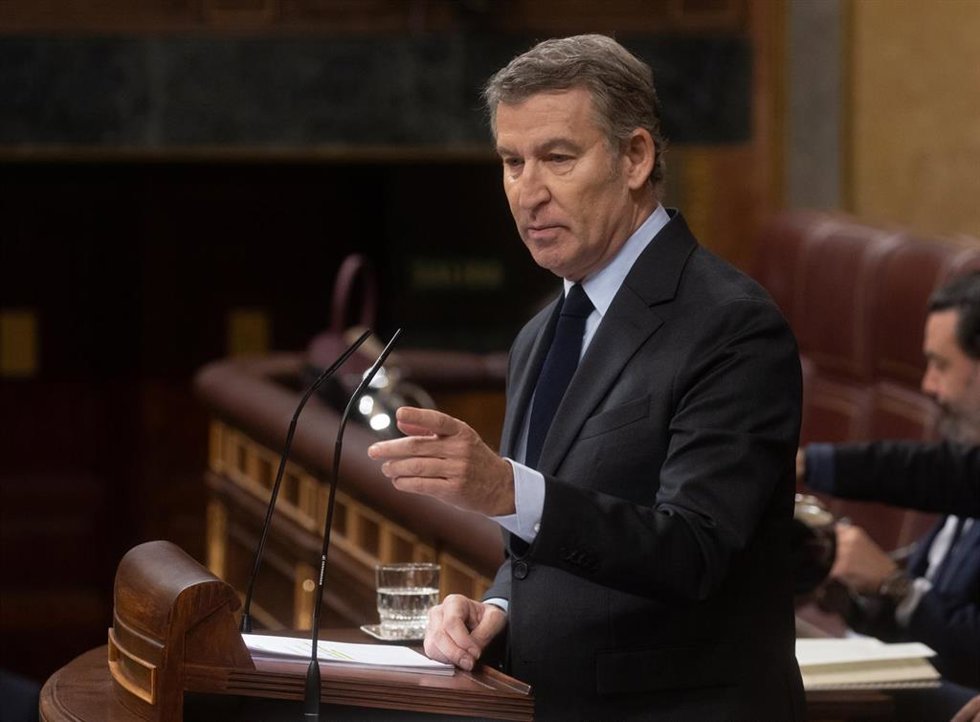 El presidente del Partido Popular, Alberto Núñez Feijóo, interviene durante una sesión plenaria, en el Congreso de los Diputados, a 27 de noviembre de 2024, en Madrid (España). El presidente del Ejecutivo y el presidente del PP, afrontan su primer cara