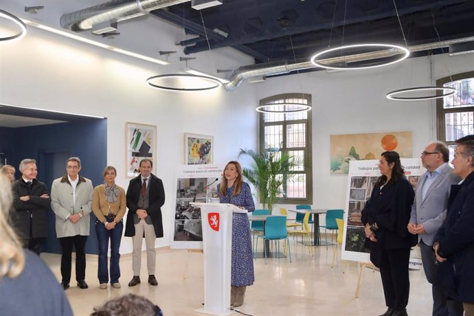 La alcaldesa de Zaragoza, Natalia Chueca, inaugura el nuevo centro de convivencia Luis Buñuel.