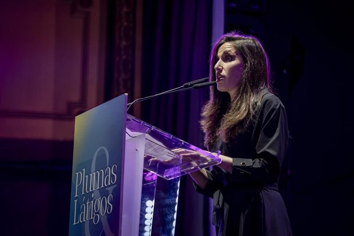 La presidenta de FELGTBI+, Paula Iglesias, durante la entrega de la XVIII edición de los Premios Plumas y Látigos 2024, organizado por FELGTBI+, a 22 de noviembre de 2024, en Madrid (España). 