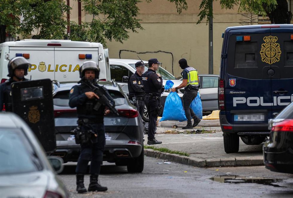 Archivo - Efectivos de la Policía Nacional desplegados en el Polígono Sur en una imagen de archivo