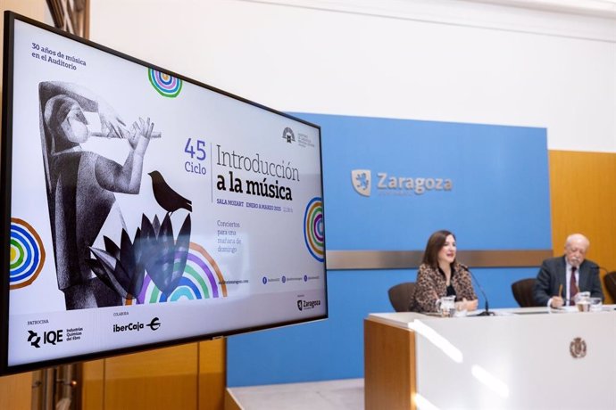 La consejera municipal de Cultura, Educación y Turismo del Ayuntamiento de Zaragoza, Sara Fernández, y el director del Auditorio, Miguel Ángel Tapia, presentan la programación del 45º Ciclo de Introducción a la Música