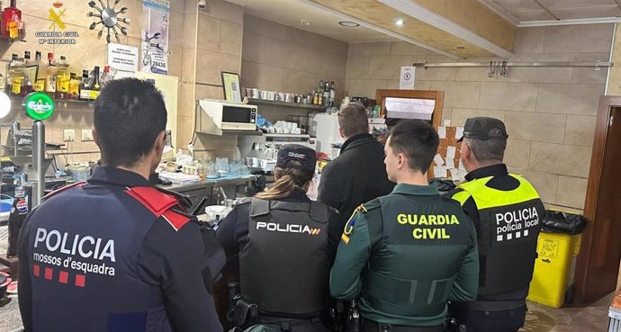 Dispositivo conjunto de la Guardia Civil, Mossos d'Esquadra, Policía Nacional y policía local de Salou en estableciminetos de la zona de ocio y restauración de la localidad tarraconenense.