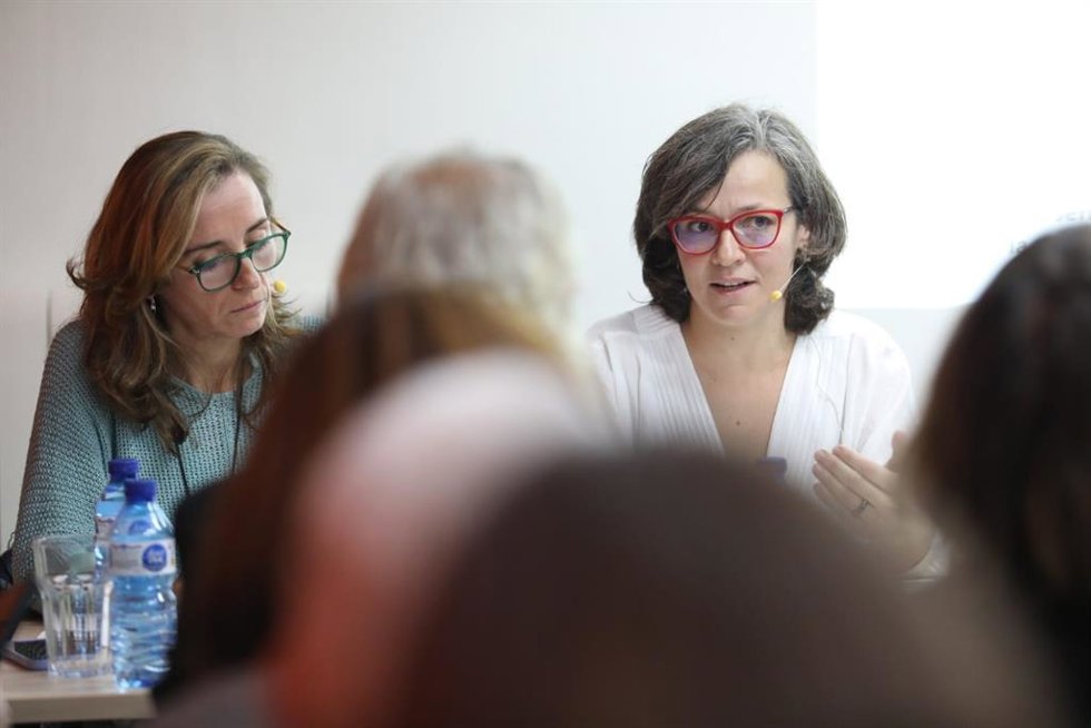 La doctora del CAP Drassanes y miembro de la junta del Collegi de Metges de Catalunya, Beatriu Bibleny, y la directora de la Fundació Arrels, Beatriz Fernández, en una rueda de prensa.