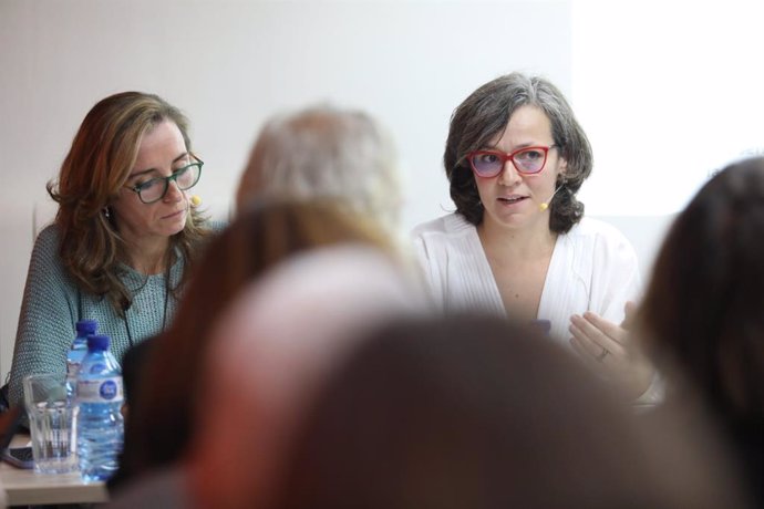 La doctora del CAP Drassanes y miembro de la junta del Col·legi de Metges de Catalunya, Beatriu Bibleny, y la directora de la Fundació Arrels, Beatriz Fernández, en una rueda de prensa.