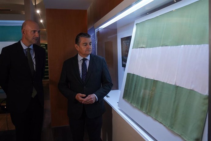 Archivo - El consejero de la Presidencia, Interior, Diálogo Social y Simplificación Administrativa, Antonio Sanz (d), inaugura una muestra organizada por la Fundación Centro de Estudios Andaluces (Centra) por el Día de la Bandera de Andalucía. (Foto de ar