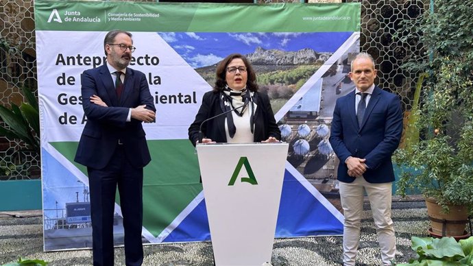 Jiménez Parrado inteviene, entre Molina y Martínez, en la prresentacion de la Legam.