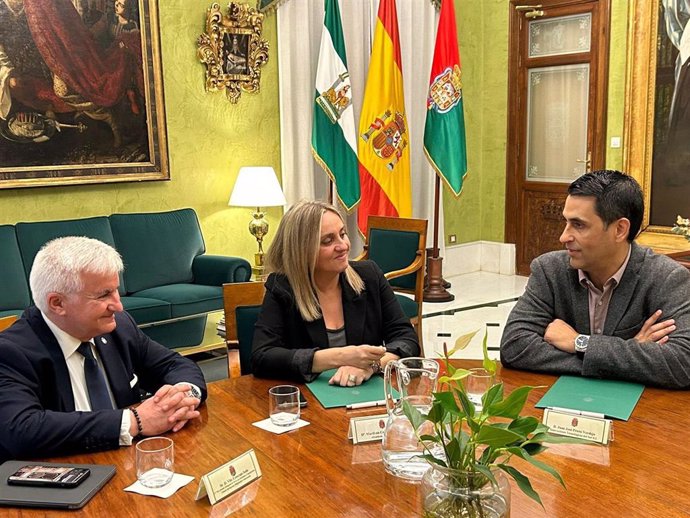 El edil de Smart City, Vito Episcopo, la alcaldesa de Granada, Marifrán Carazo, y el CEO de Innovasur, Juan José Prieto, de izquierda a derecha en la imagen