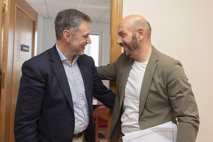 Luis Martínez Abad y Miguel González, en el despacho del consejero