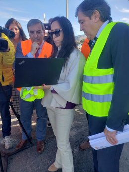 El consejero de Movilidad, José Luis Sanz Merino, comprueba la recogida de datos on line en su visita a un silo de sal para vigilancia Invernal de carreteras