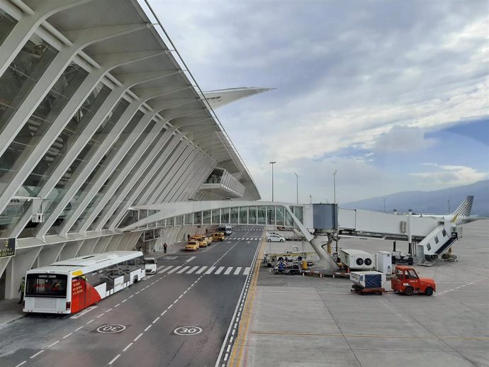 Archivo - Imagen del aeropuerto de Loiu (Bizkaia)