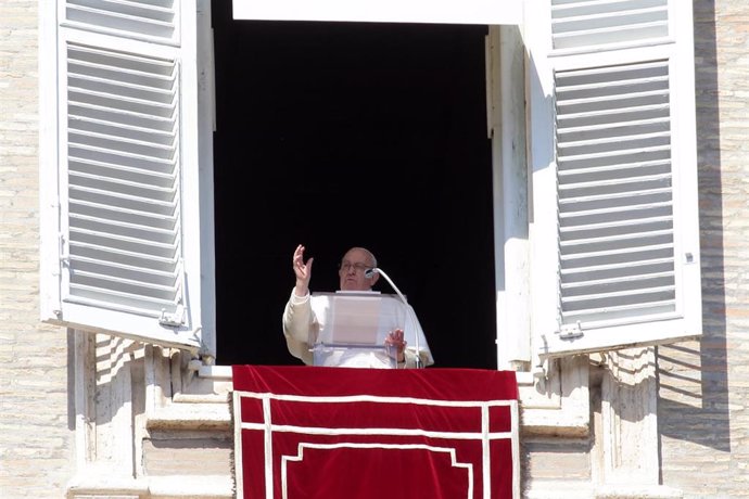 Archivo - 18 February 2024, Vatican, Vatican City: Pope Francis delivers Angels prayer in St. Peter's Square at the Vatican. Photo: Evandro Inetti/ZUMA Press Wire/dpa