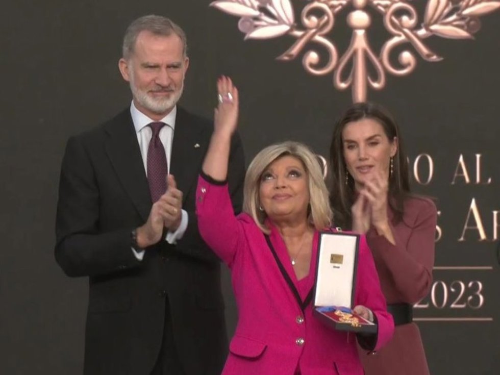 Terelu, muy emocionada en presencia de los Reyes tras recoger la Medalla de Oro de las Bellas Artes a título póstumo para su madre, María Teresa Campos