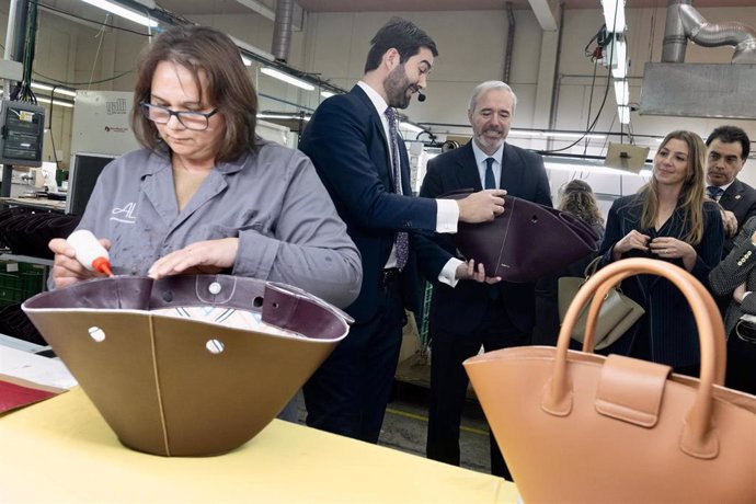 El presidente del Gobierno de Aragón, Jorge Azcón, visita la fábrica de París/64 en Illueca (Zaragoza).