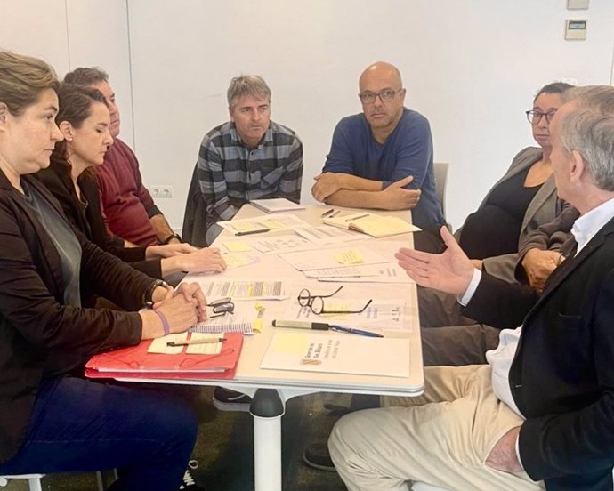 El director general de Costas y Litoral, Carlos Simarro, reunido con distintas instituciones y entidades para establecer el Plan de Acción Menorca Reserva de la Biosfera 2026-2032.