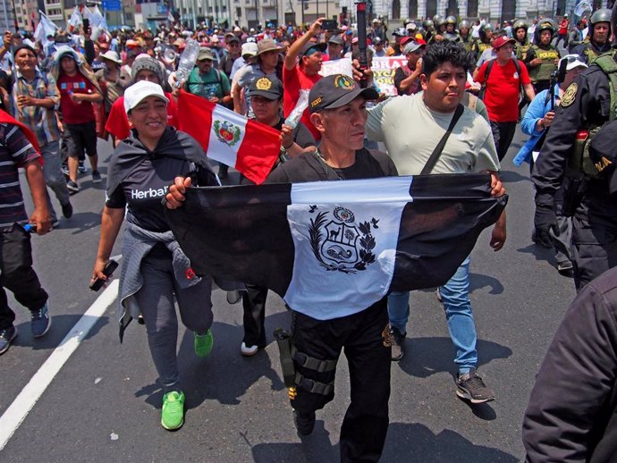 Archivo - Manifestación de transportistas para exigir al Gobierno de Perú planes contra la inseguridad.