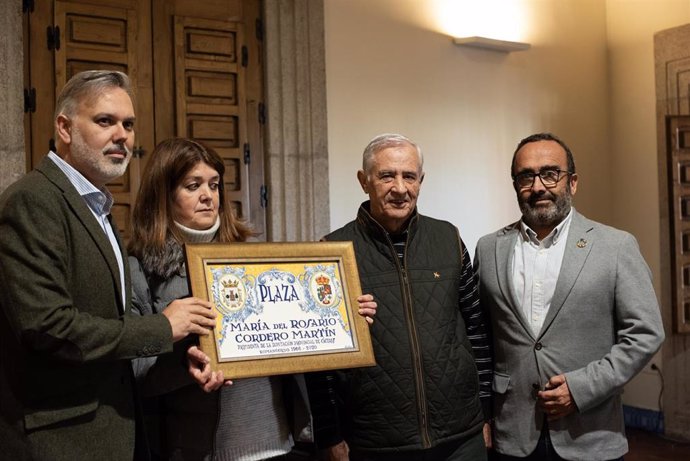 Entrega de una placa con el nombre de Rosario Cordero que llevará una plaza en Plasencia