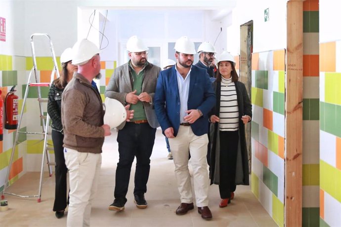 El responsable de Cooperación de la Diputación de Cádiz, Javier Bello, visita las obras en el CEIP Juan XXIII de la barriada rural de Jédula junto al alcalde de Arcos, Miguel Rodríguez.